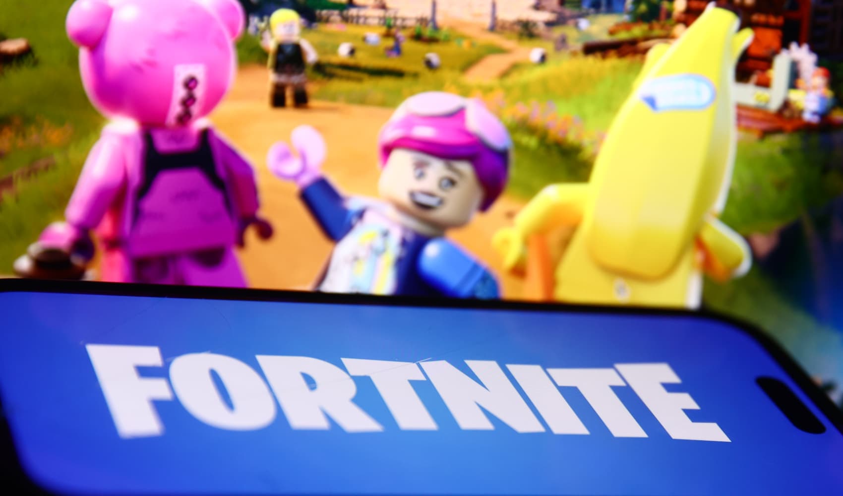 [CNBC] Fortnite is now offline on iOS worldwide as Apple blocks game, Epic Games says